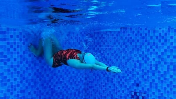Cú đá cá heo giúp bạn giảm cân hiệu quả trong bơi lội