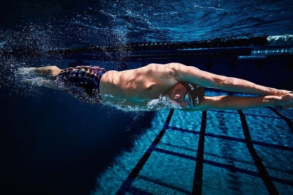Dụng cụ bơi cũng giúp bộ môn bơi lội của bạn phát huy tác dụng giảm cân tốt hơn