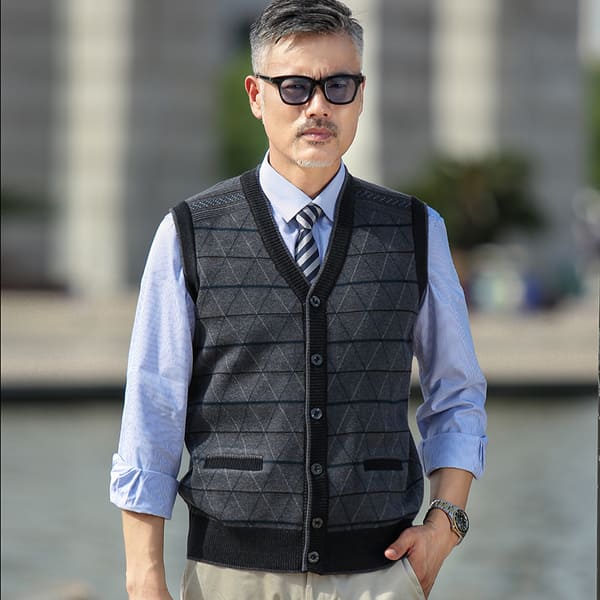 Áo len gile kết hợp với áo sơ mi là một set đồ cực kỳ sang trọng dành cho nam giới trung niên (Nguồn: YoYcart)