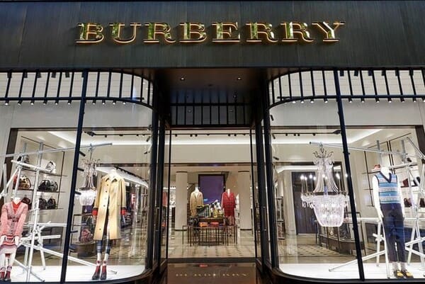 Burberry đã phát triển thành một tập đoàn thời trang lớn, đứng thứ 73 trong bảng xếp hạng giá trị thương hiệu năm 2014 (Nguồn: Internet)