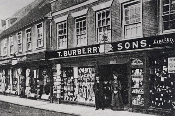 Thương hiệu Burberry bắt đầu từ một cửa hàng bán áo khoác của Thomas Burberry ở thị trấn Basingstoke vào năm 1856 (Nguồn: Internet)