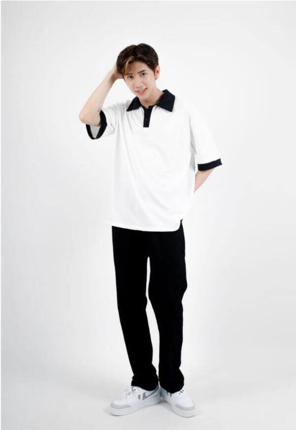 Hóa “zai Hàn Quốc” với chiếc quần thụng dài mix khéo léo cùng sneaker trắng