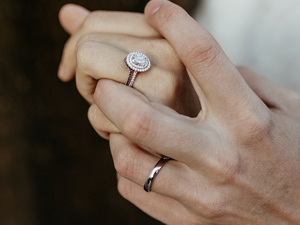 cách đeo nhẫn cưới và nhẫn đính hôn