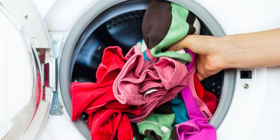 Hạn chế giặt áo màu đỏ chung với nhiều màu sắc khác 