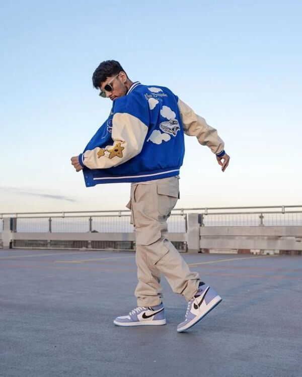 Đam mê hiphop thì không thể bỏ qua cách phối đồ: quần cargo pants + áo khoác varsity