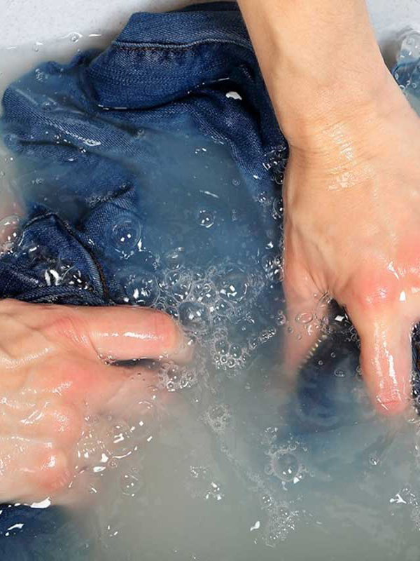 Nên ưu tiên giặt tay và tránh dùng chất tẩy rửa mạnh