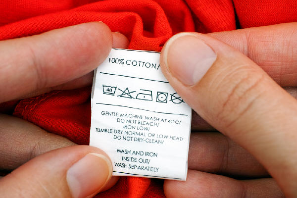 Đọc ký hiệu hướng dẫn giặt ủi trên tag quần áo sẽ giúp giặt giũ đúng cách hơn