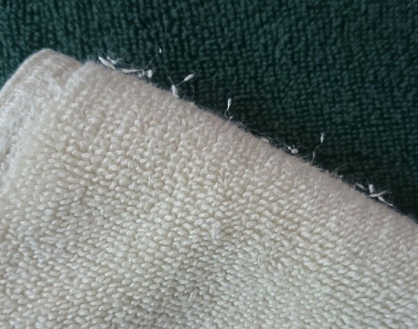 Xơ vải và bông vải nhìn tưởng chừng vô hại nhưng về lâu về dài sẽ ảnh hưởng đến đường hô hấp (Nguồn: Cleanpedia) 