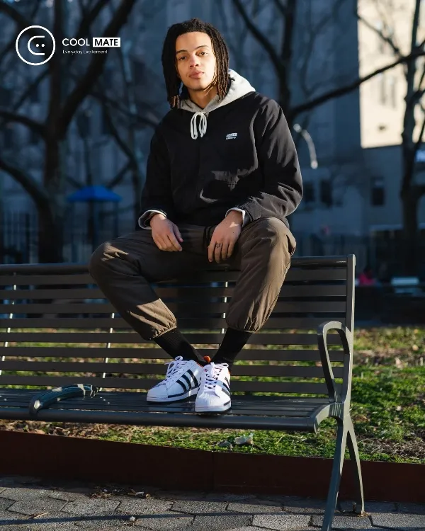 Phối giày Superstar với áo hoodie là một outfit hoàn hảo