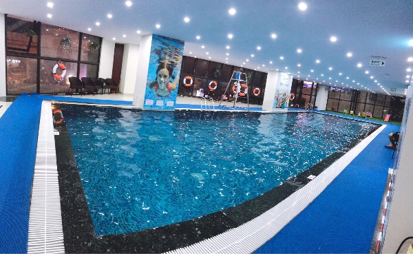 Khu bể bơi có phòng dành riêng cho các bé thiếu nhi vừa bơi, vừa chơi