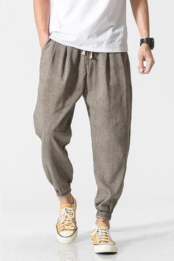Quần jogger phối với giày Converse cổ thấp