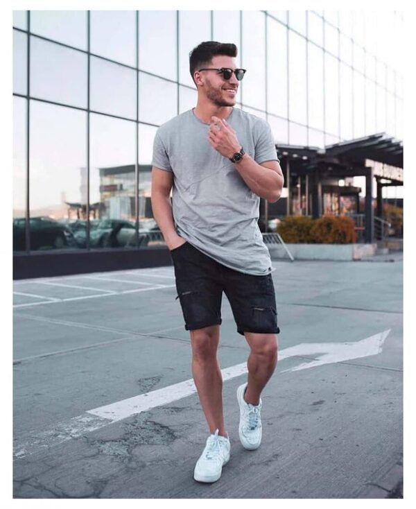 Còn gì thích hợp với quần Denim Shorts hơn một chiếc áo thun khỏe khoắn
