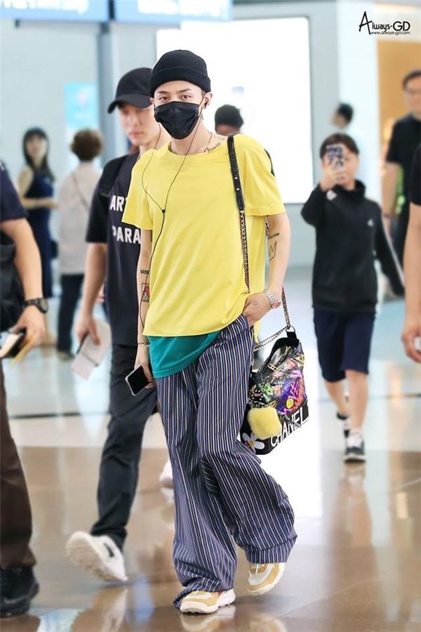 Nam rapper thường xuyên diện những chiếc quần rộng thùng thình đến sân bay(Nguồn: Always - GD) 