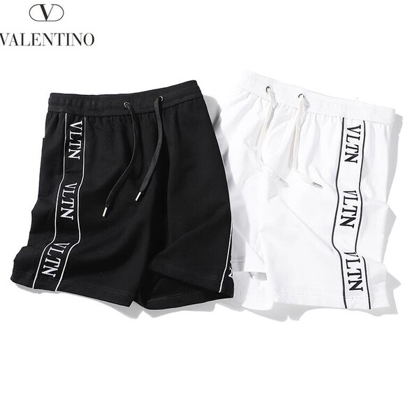 Quần short nam cao cấp tại Valentino được cắt may tỉ mỉ, chất liệu bền, đẹp, thoải mái khi vận động