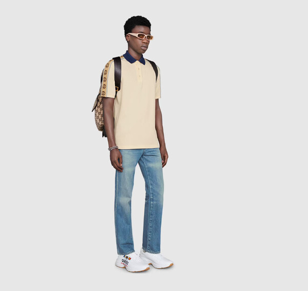 Gucci Cream GG-striped Cotton Polo Shirt kết hợp với quần jeans ( Ảnh: Gucci )