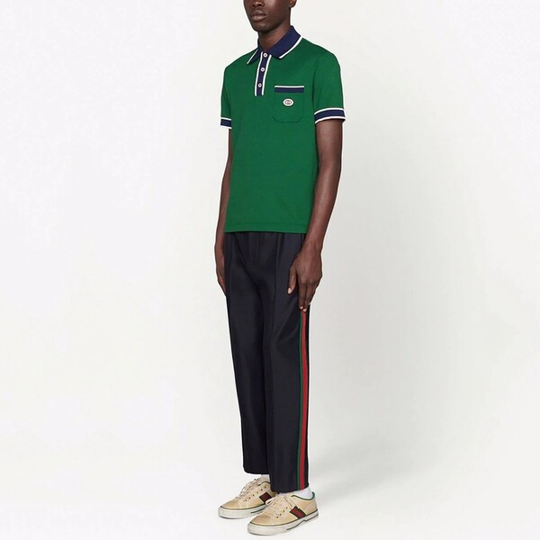 Áo Polo Gucci Logo-Patch Shirt Màu Xanh Lá kết hợp cùng quần vải suông ( Ảnh: Gucci )