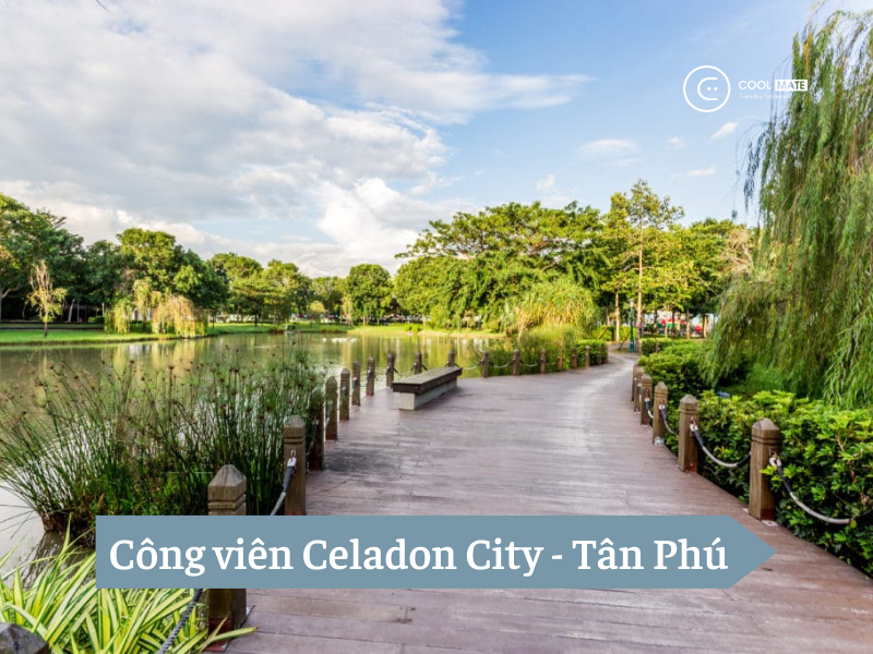 Công viên Celadon City Tân Phú rất rộng rãi, thoáng mát và có ghế đá dọc đường đi 