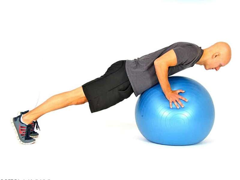 Bài tập Plank xoay tròn trên bóng