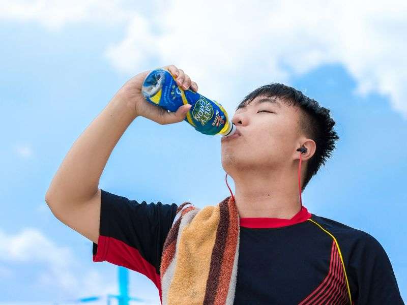 Uống đủ nước để không bị đuối sức khi chạy bộ tại chỗ