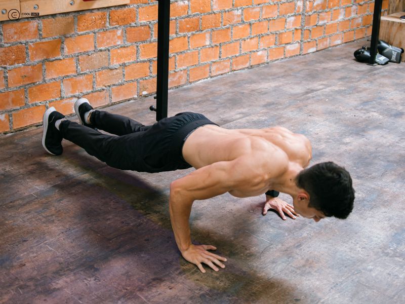 push-ups-la-gi-huong-dan-hit-dat-dung-cach-chi-tiet-cho-nam-moi-tap-1761