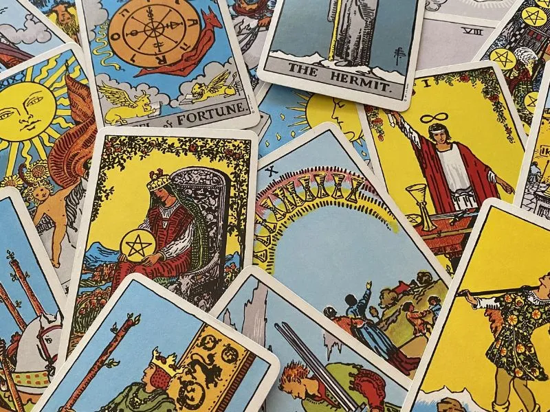 Mỗi lá bài tarot mang một ý nghĩa riêng biệt