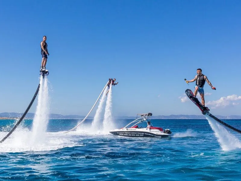 Flyboard - Một trong các môn thể thao dưới nước mạo hiểm nhất