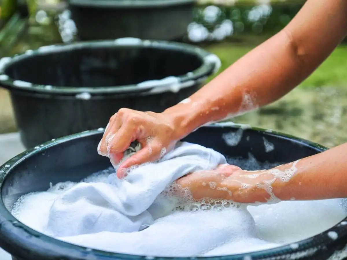 Nên giặt tay nhẹ nhàng hoặc giặt máy ở chế độ nhẹ với túi giặt, không vắt quá mạnh