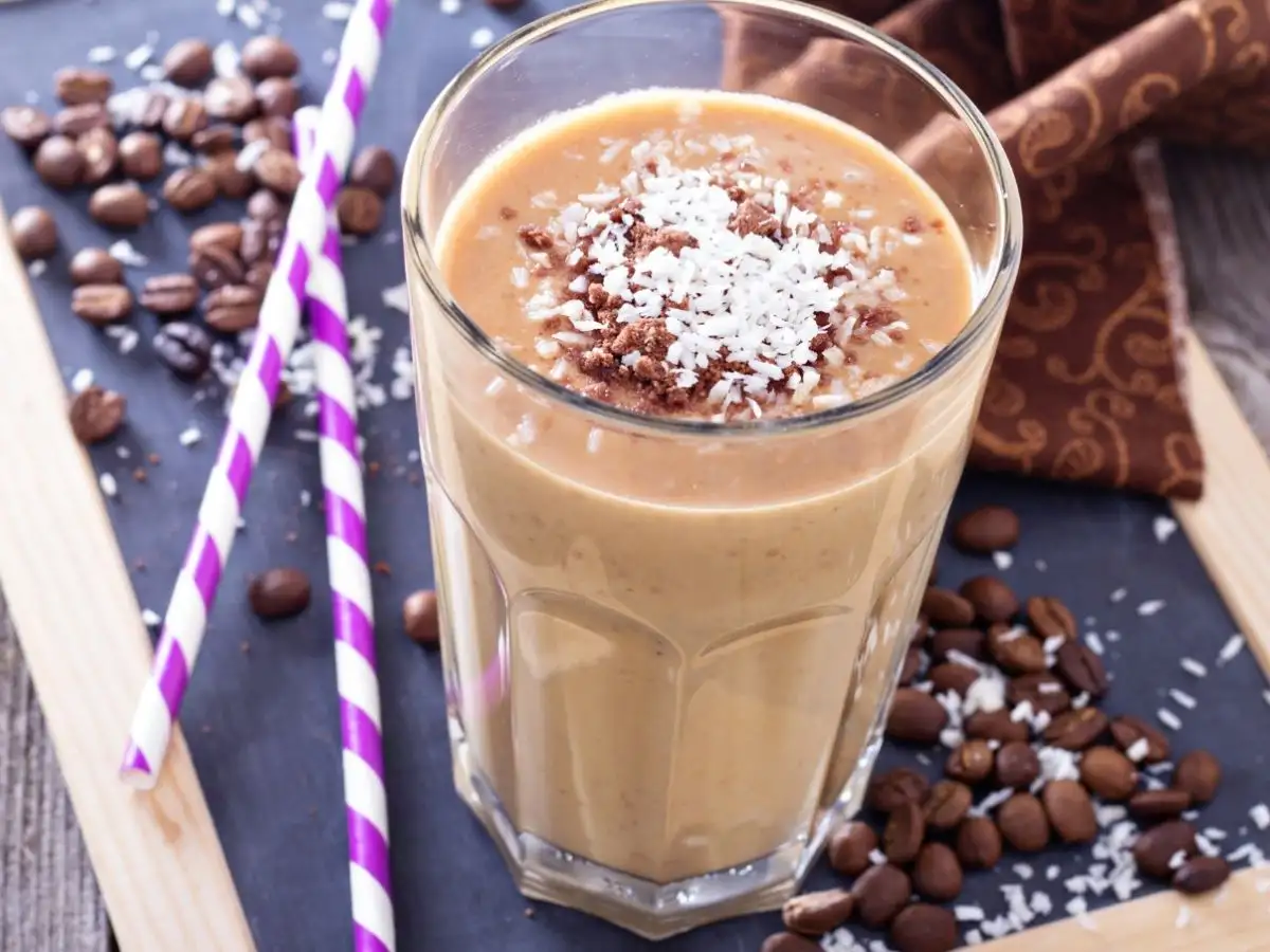 Sinh tố cà phê và chuối kết hợp cùng bột protein 