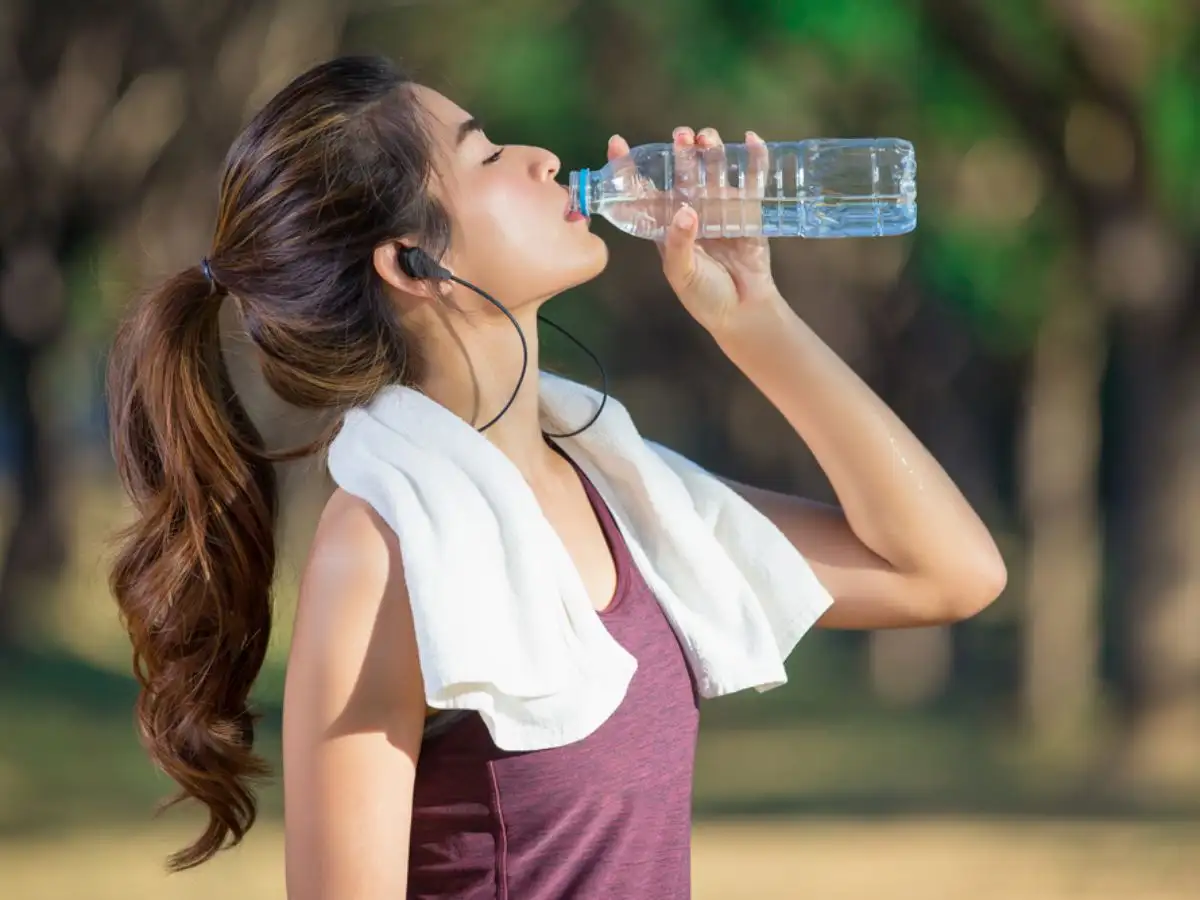 Cổ là vùng tỏa nhiệt mạnh, nên đeo khăn ướt sẽ giúp làm mát cơ thể 