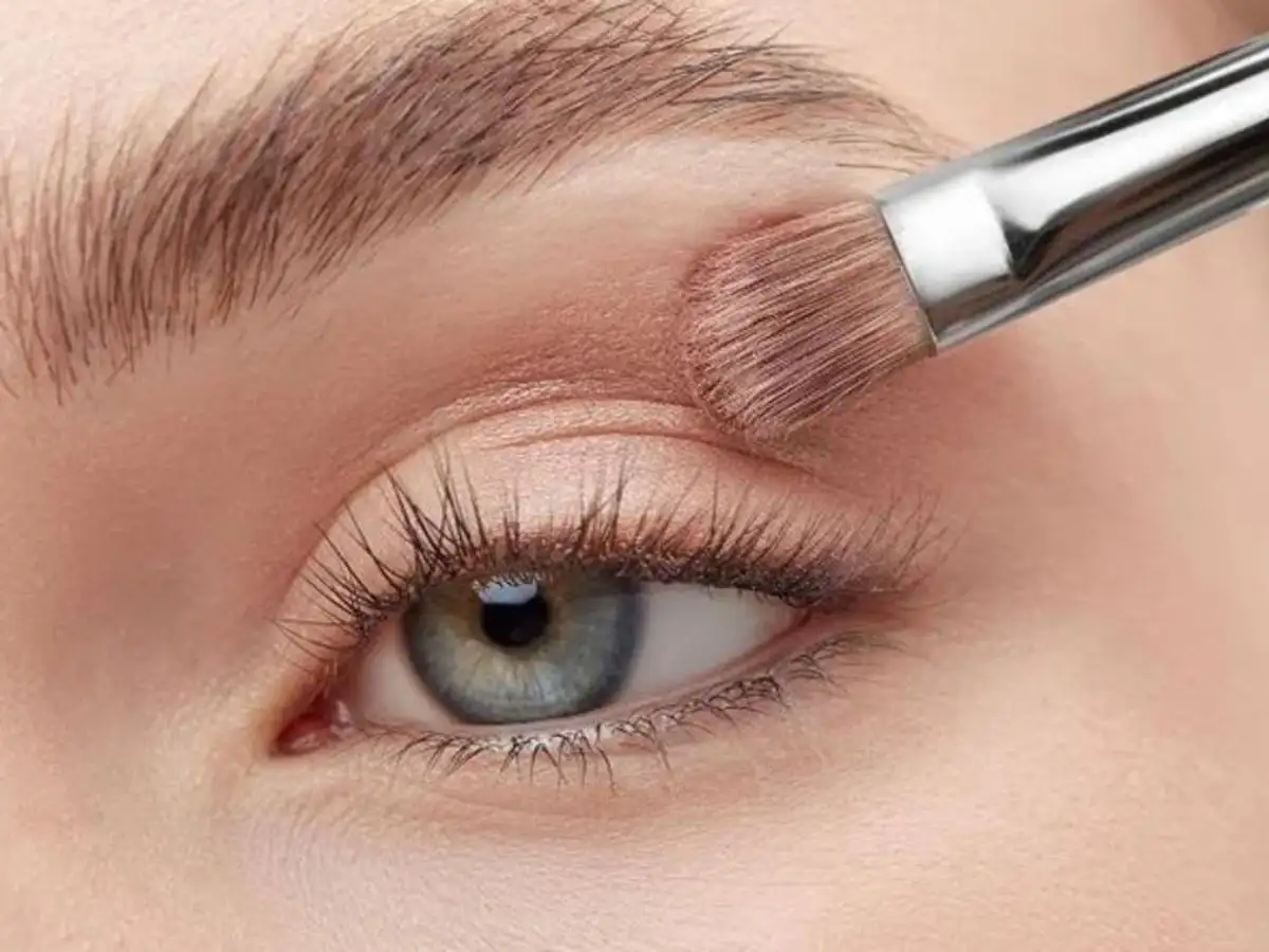Trang điểm mắt nhẹ giúp tăng thần thái và dễ kết hợp với nhiều phong cách