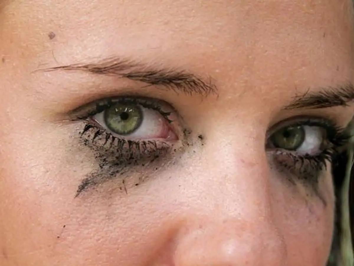 Chuốt mascara quá nhiều khiến lớp trang điểm mắt nhem nhuốc
