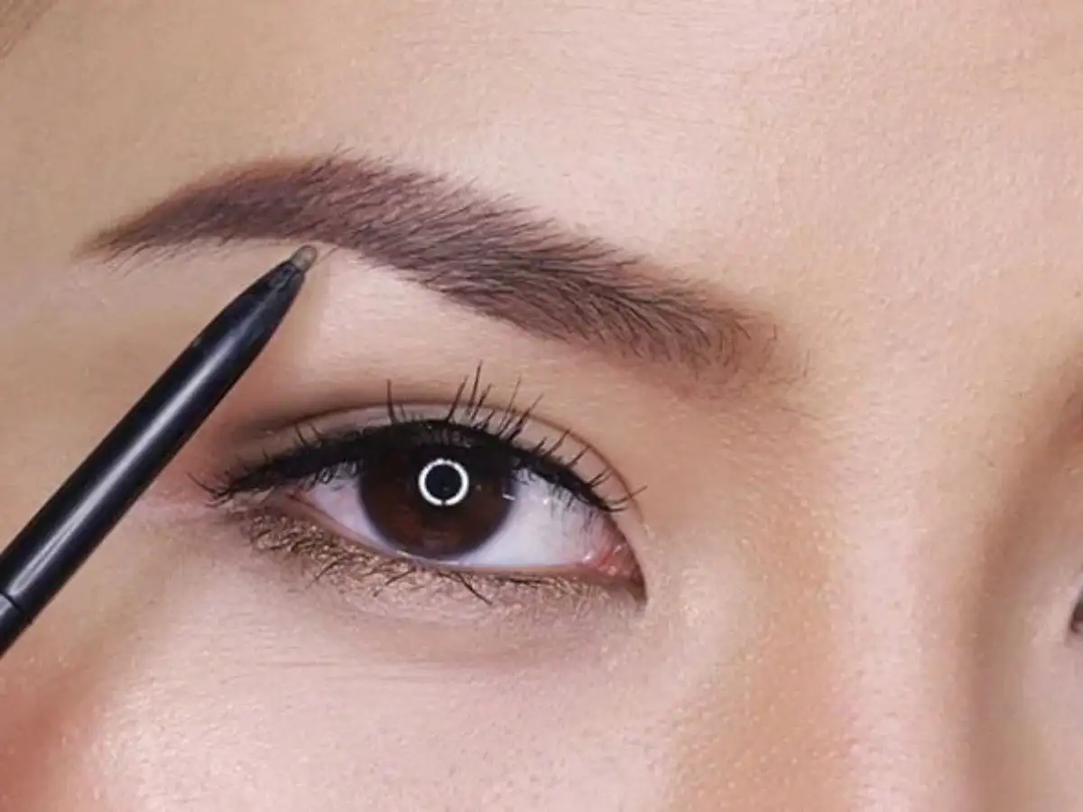 Chân mày được tán nhẹ giúp gương mặt trông sáng và cân đối hơn