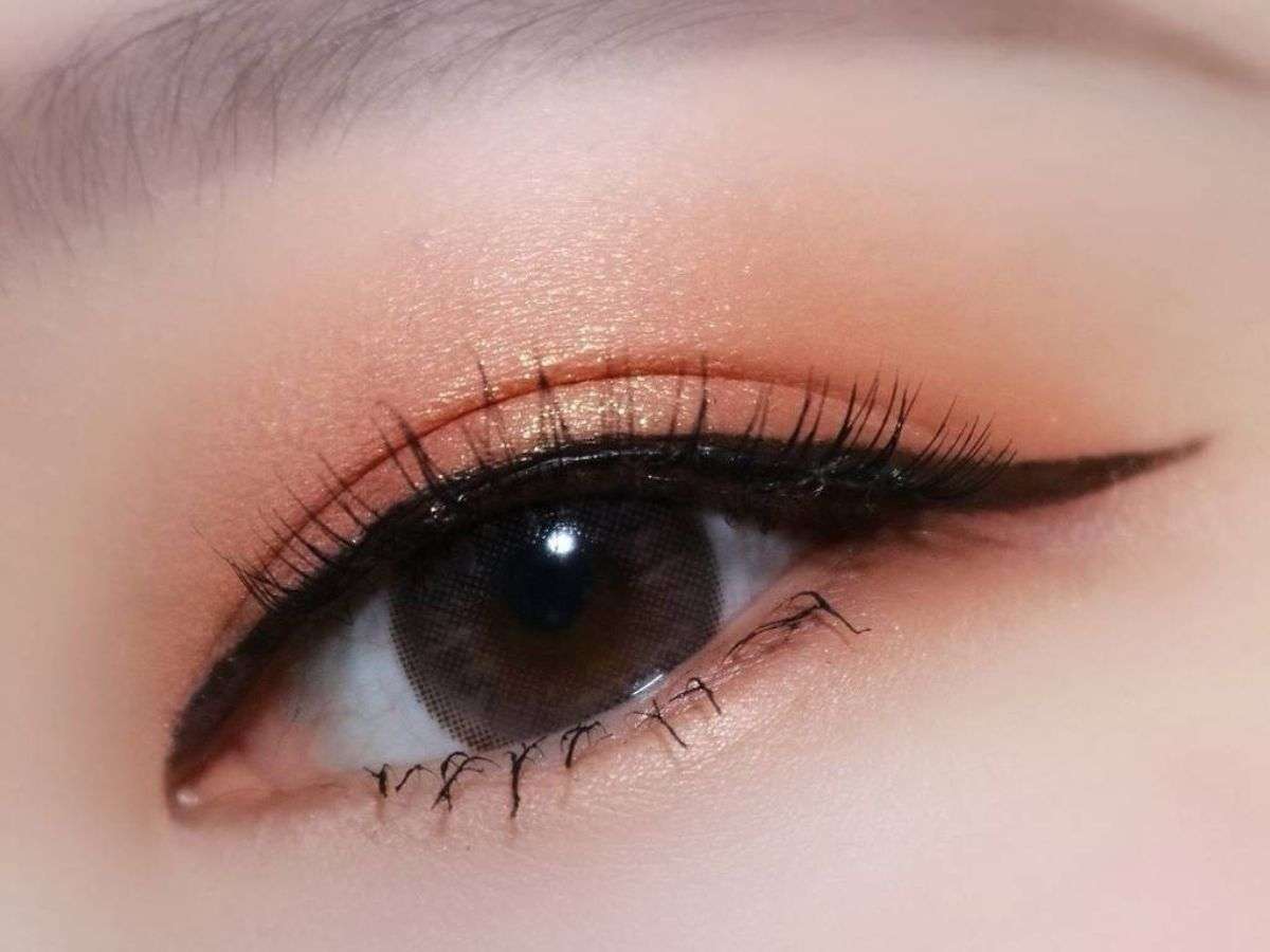 Nhấn thêm ánh nhũ và kéo nhẹ đuôi eyeliner giúp đôi mắt nổi bật hơn khi đi tiệc nhẹ