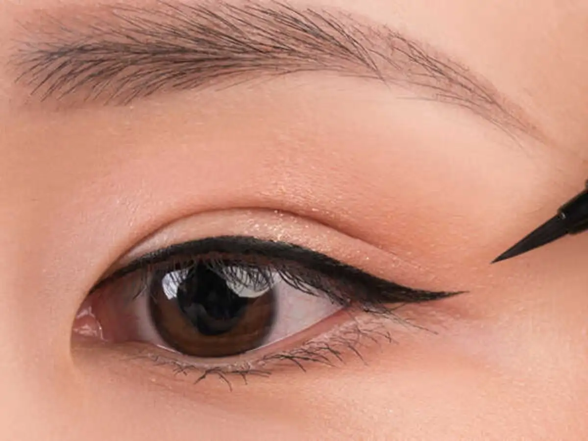Eyeliner mảnh sát chân mi giúp mắt rõ nét và sâu hơn mà vẫn giữ được vẻ tự nhiên