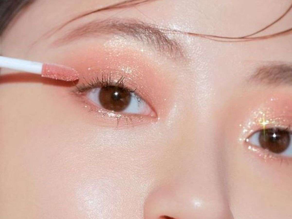 Phấn mắt hồng đất, eyeliner mảnh và mascara nhẹ tạo nên vẻ ngoài thanh lịch và dễ gần