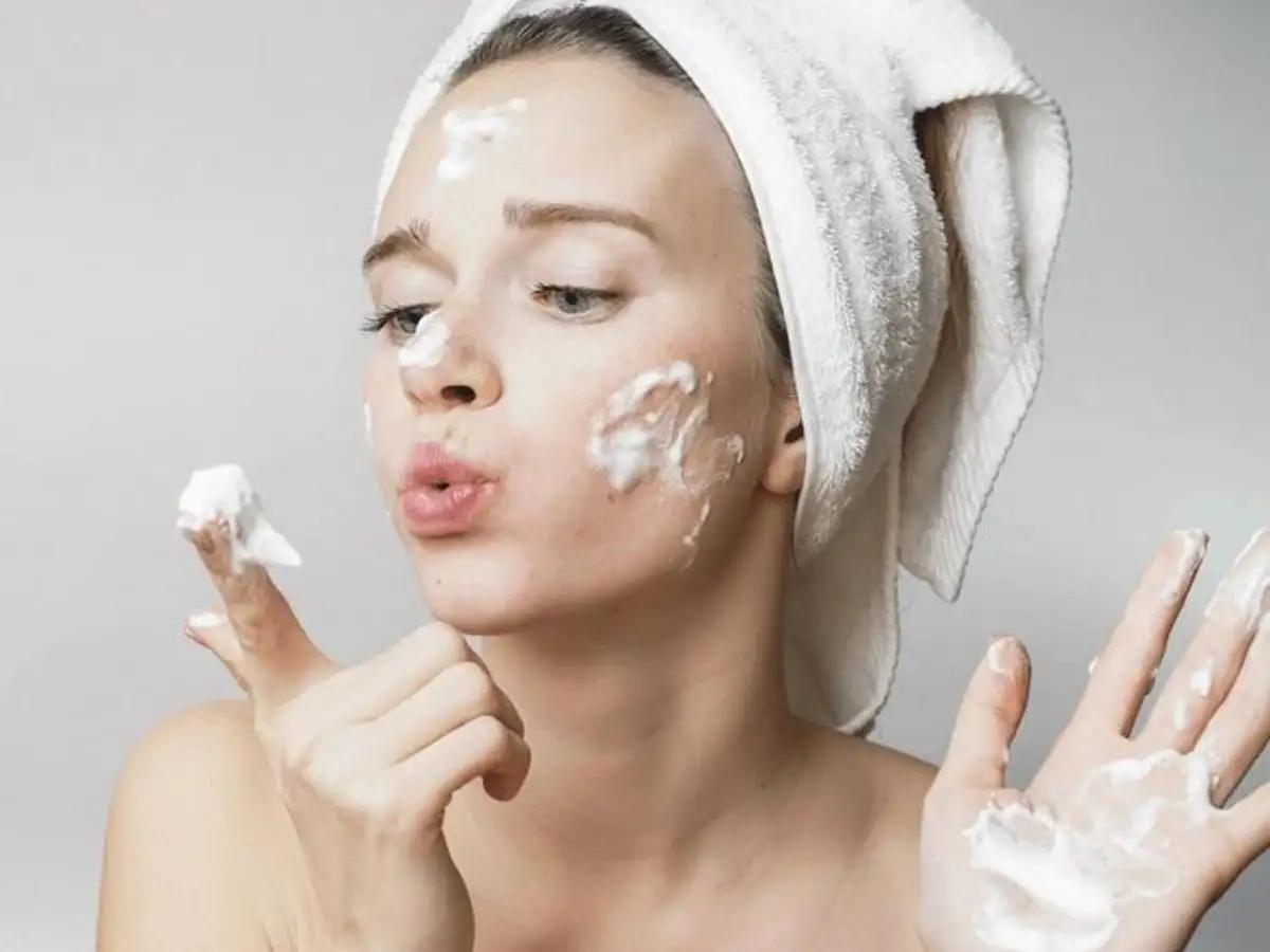 Rửa mặt đúng cách bằng các loại sữa rửa mặt