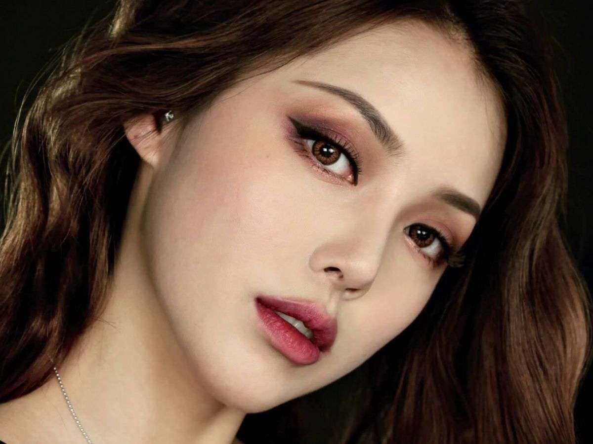 Son Đỏ Quyến Rũ Và Eyeliner Mắt Mèo Kinh Điển