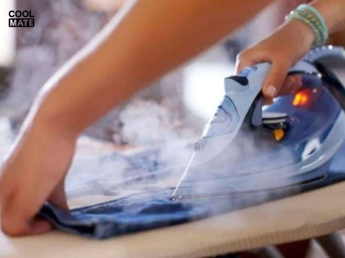 Khi ủi quần jean sử dụng hơi nước và vải lót để phân tán nhiệt, ngăn phai màu và tránh làm bóng vải