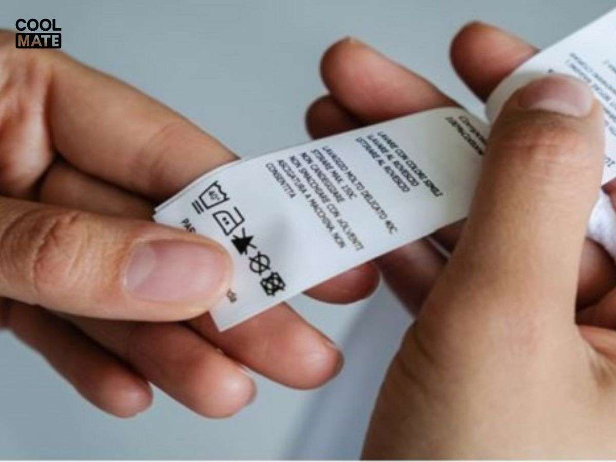 Luôn kiểm tra tem mác hướng dẫn ở cạp quần hoặc túi trong trước khi ủi để chăm sóc quần jean đúng cách