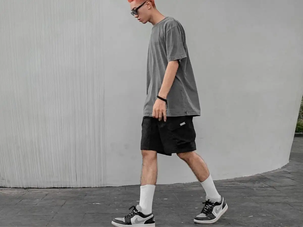 Sneaker đen hoặc xám lại tạo ấn tượng mạnh mẽ