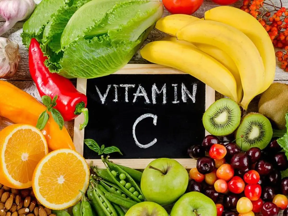 Nên ăn thực phẩm nhiều vitamin C sau khi phun mí mắt