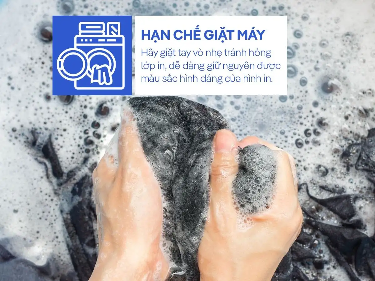 Hạn chế giặt máy để chiếc áo polo thêu tên bền đẹp với thời gian