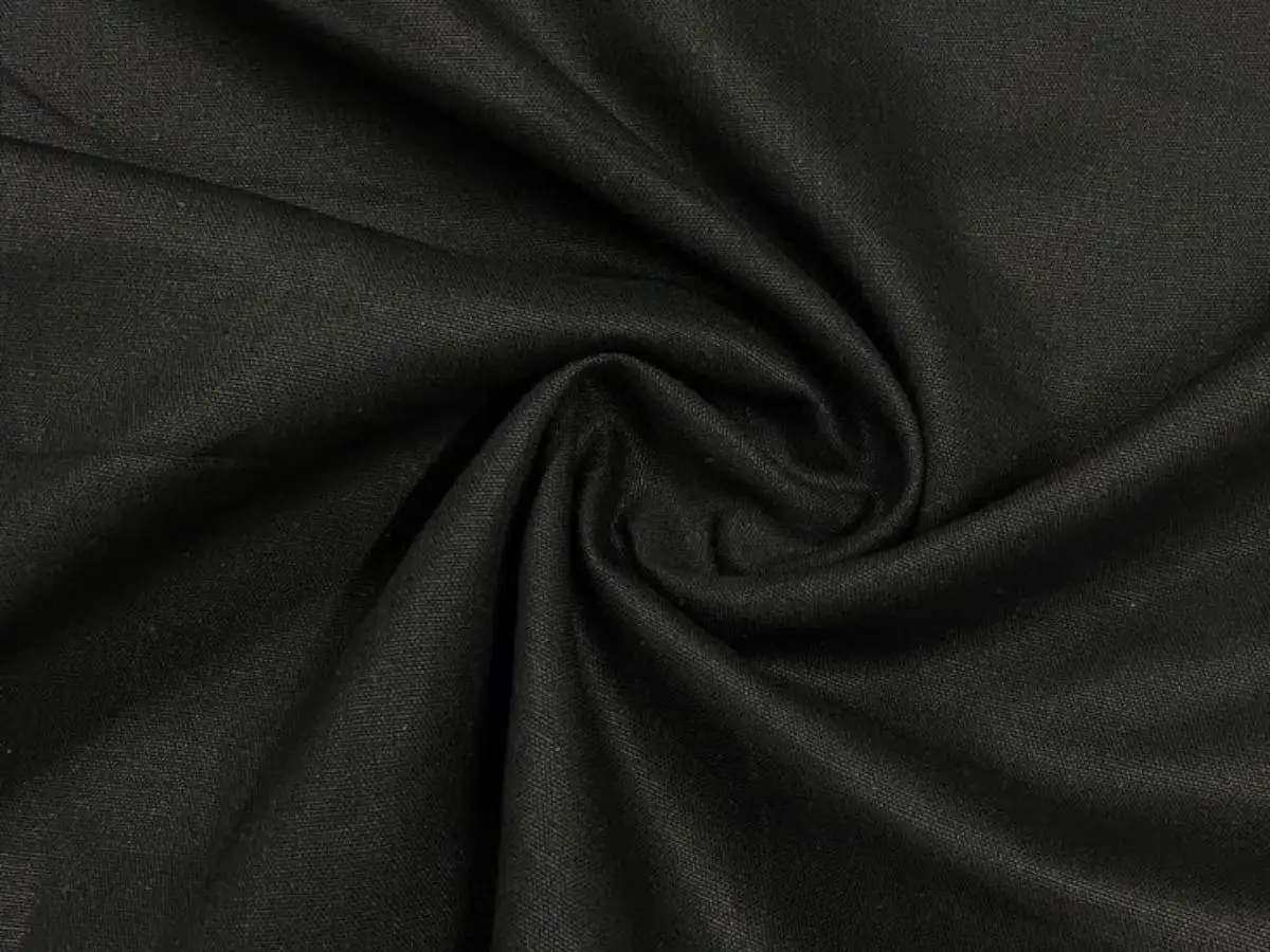 Kết hợp các chất liệu trong cùng bộ trang phục all black để tạo chiều sâu