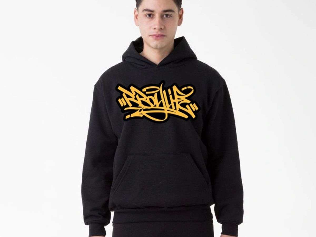 Áo Sweater hoặc Hoodie basic trơn màu giúp giữ ấm hiệu quả