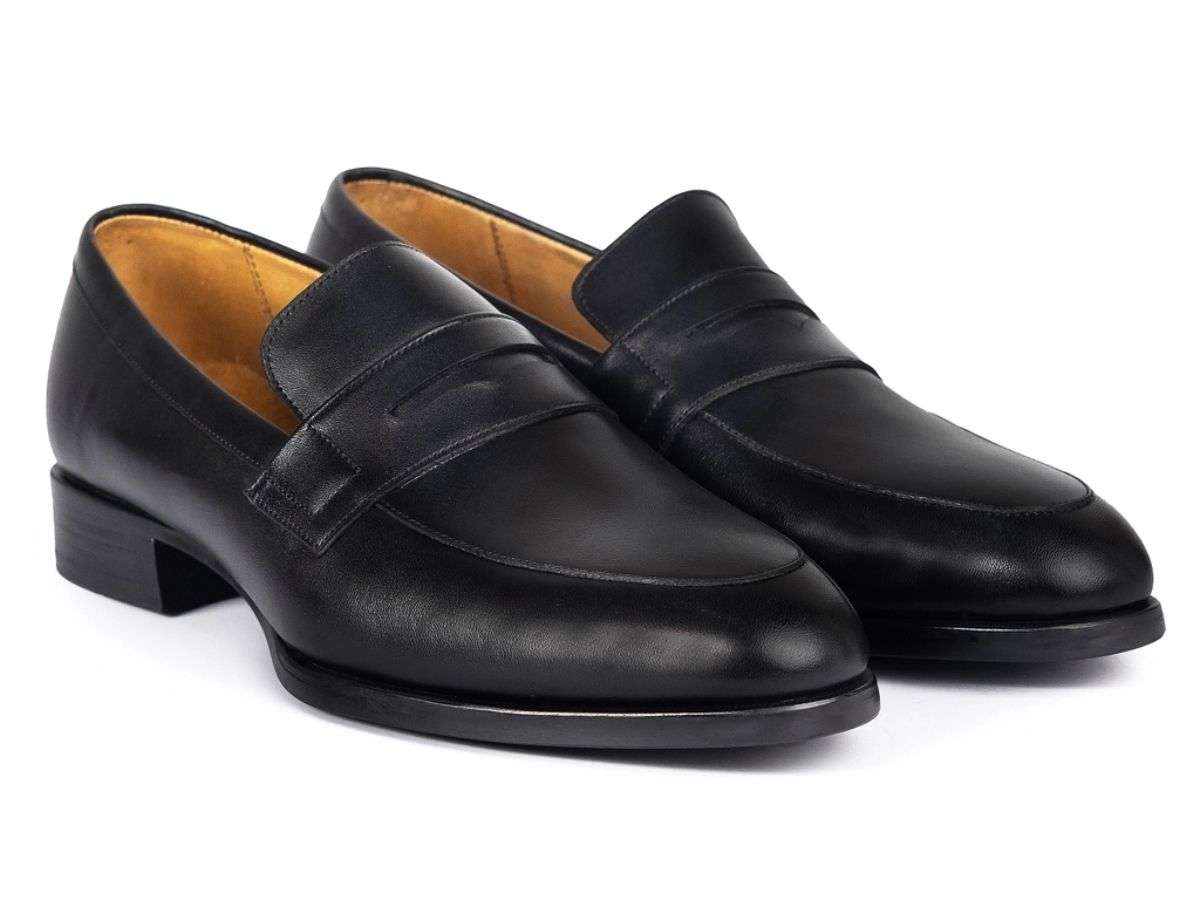Giày Loafers hoặc Derbies giúp nâng tầm sự lịch lãm