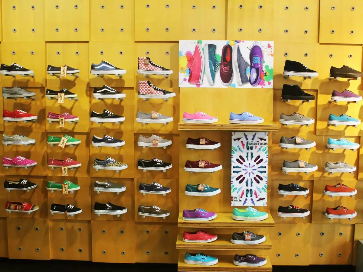 Vans là cái tên không thể quen thuộc hơn khi nhắc đến giày slip on