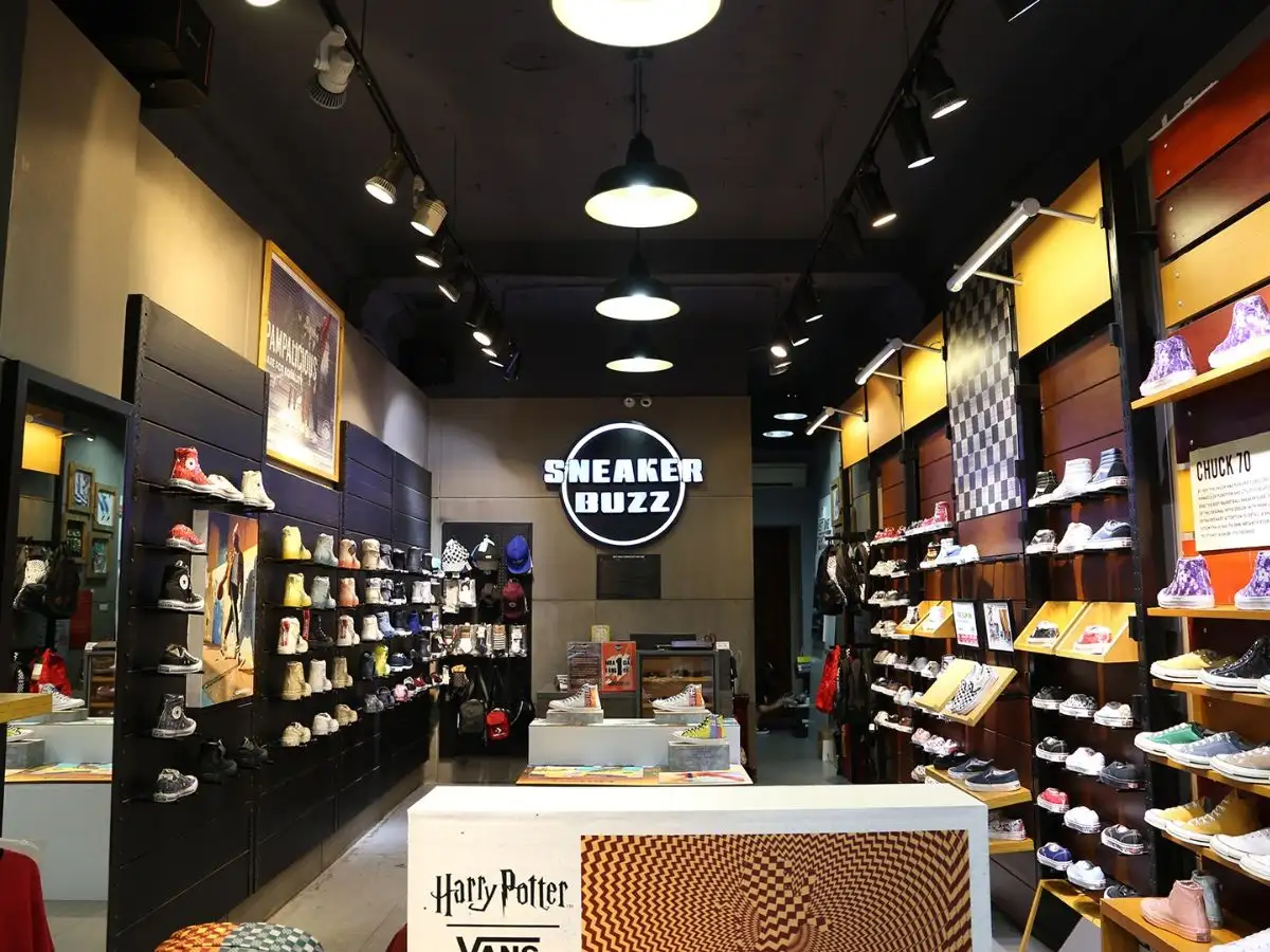 Sneaker Buzz là một hệ thống cửa hàng bán lẻ giày slip on nam đa thương hiệu