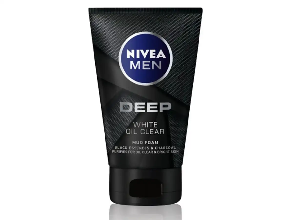 Nivea Men Deep Brightening Oil Clear Mud Foam giúp làm sáng da, giải quyết bụi bẩn, dầu thừa