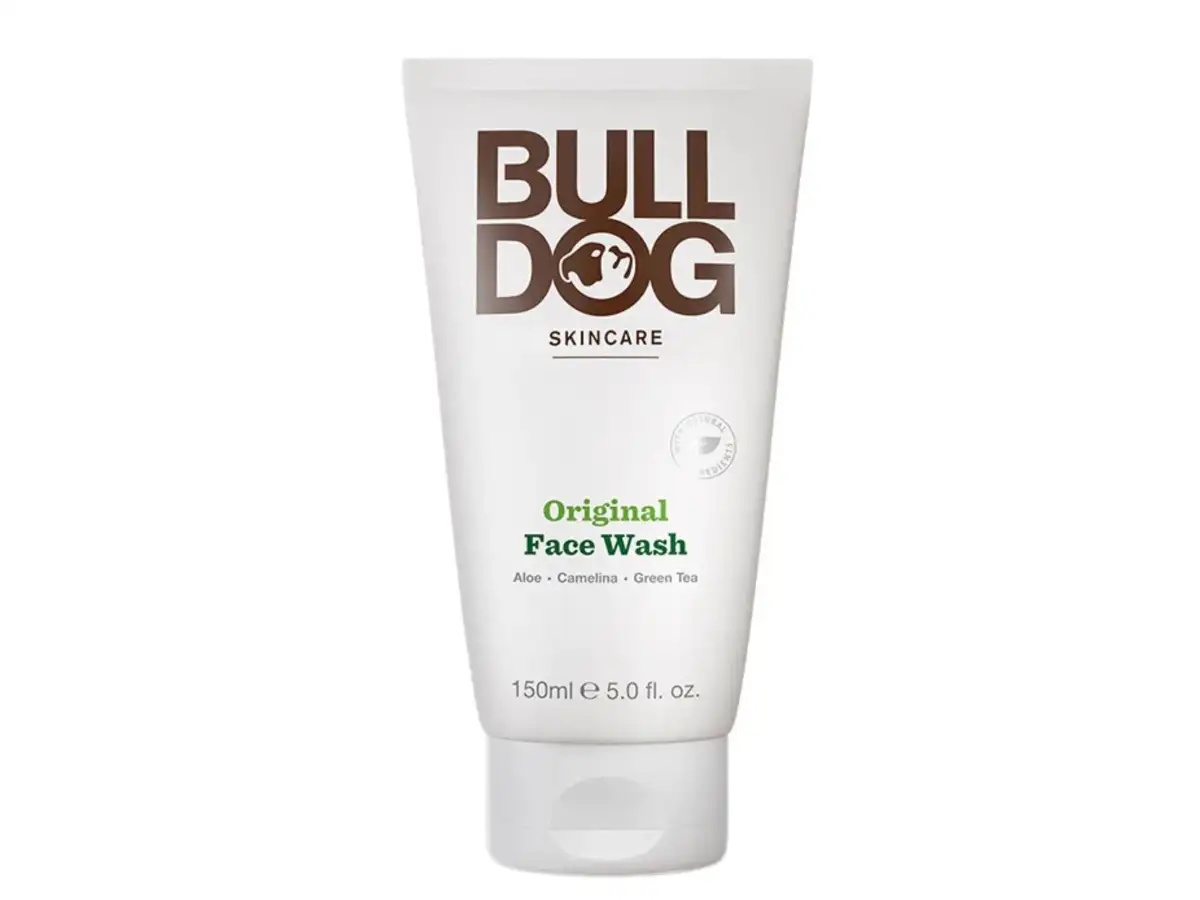 Bulldog Original Face Wash nổi tiếng với công thức làm sạch tự nhiên