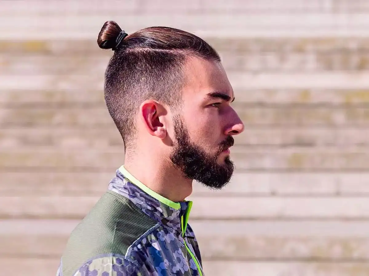 Top Knot là kiểu tóc mà phần tóc hai bên mai và sau gáy thường được cạo sát